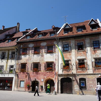 geschilderde huizen op marktplein in Skofja Loka