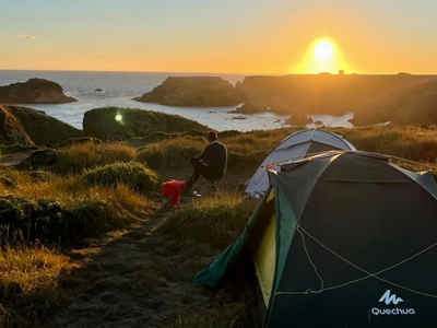 Tent met ondergaande zon