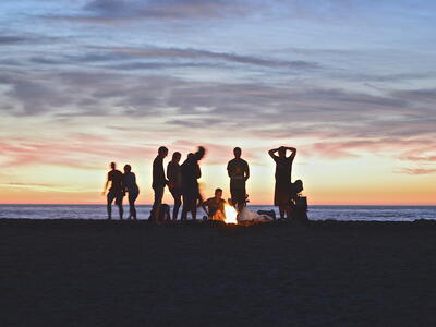 Jongeren op het strand