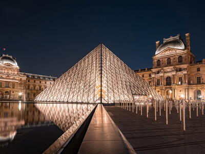 Het Louvre bij nacht