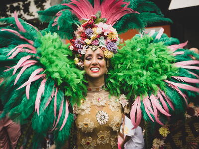 Vrouw viert carnaval