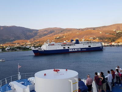 Ferry met Grieks eiland op de achtergrond