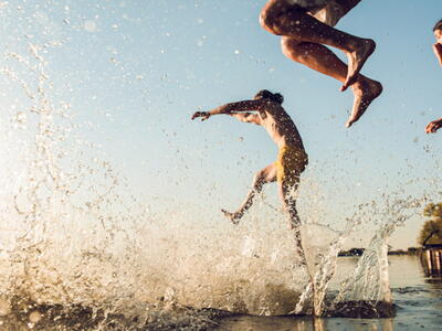 Mensen springen in het water