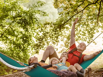 man met kinderen in hangmat