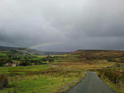 Schilderachtige Regenboog Boven Het Landschap Van North York Moors, foto door Charles Miller