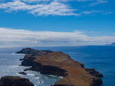 Klein schiereiland in water in Madeirã, Castelo Branco, Portugal. Foto door Gina Bichsel