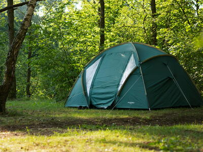 tent in een groen bos