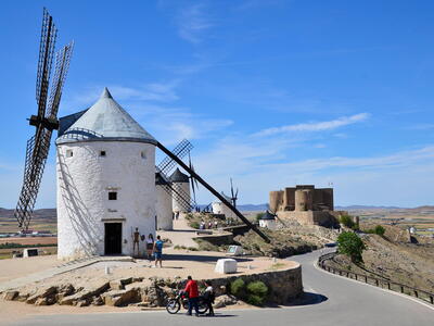 Zonovergoten uitzicht op historische windmolens in Consuegra  