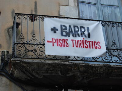 Protestdoek tegen massatoerisme in Barcelona