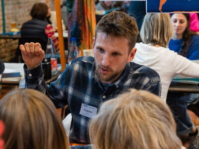 Reiziger-informant geeft uitleg op Reismarkt, de alternatieve reisbeurs van Vlaanderen
