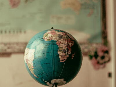 Wereldbol en kaart in klas. © Ian Panelo